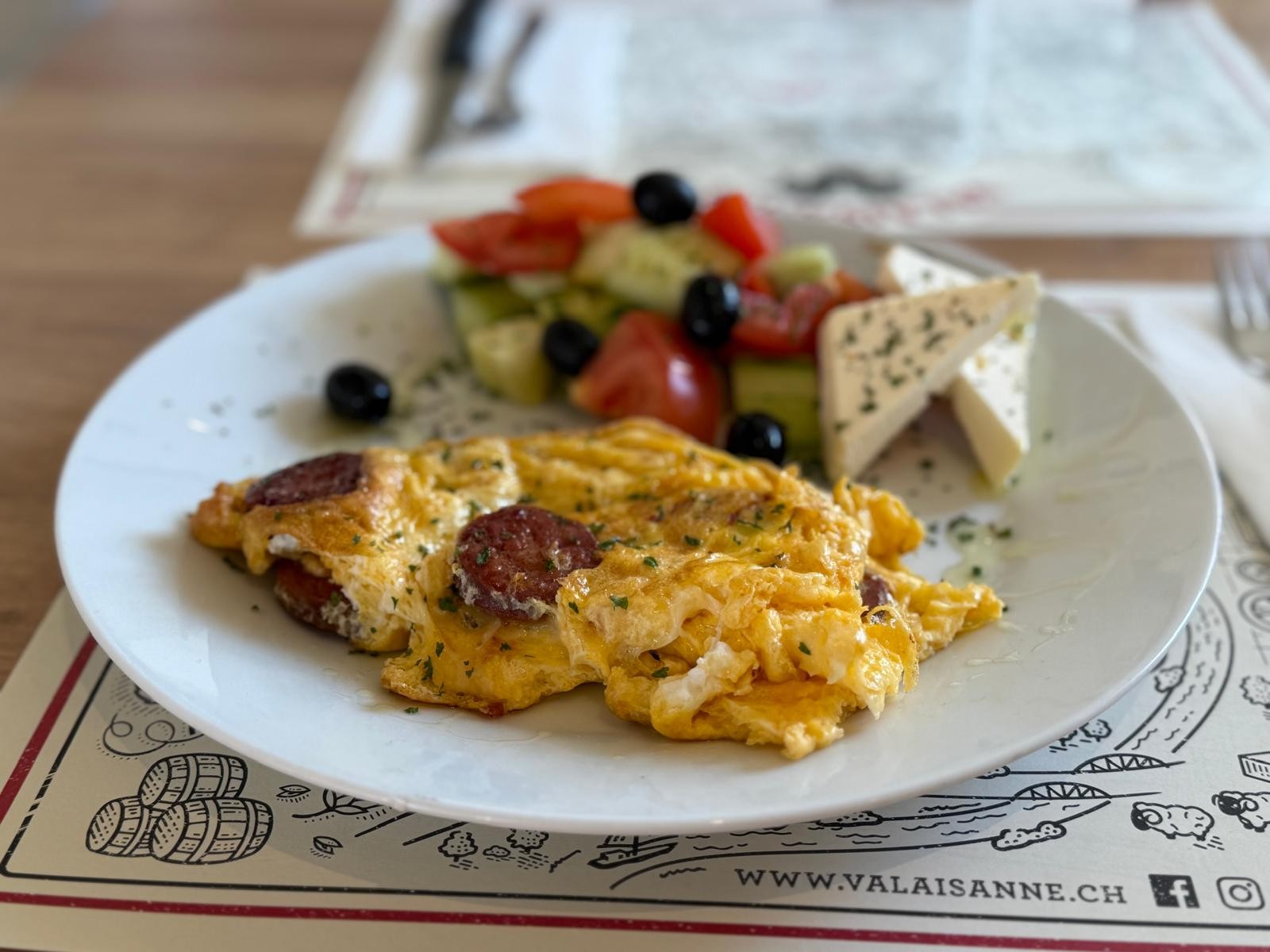 Albanische suxhuk mit Ei